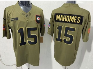 Kansas City Chiefs #15 Patrick Mahomes 2025 Salute to Service Limited Jersey Green
